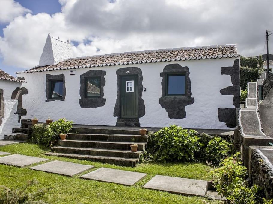 una casa blanca con una puerta verde y escaleras en Casa da Serreta 17, en Serreta