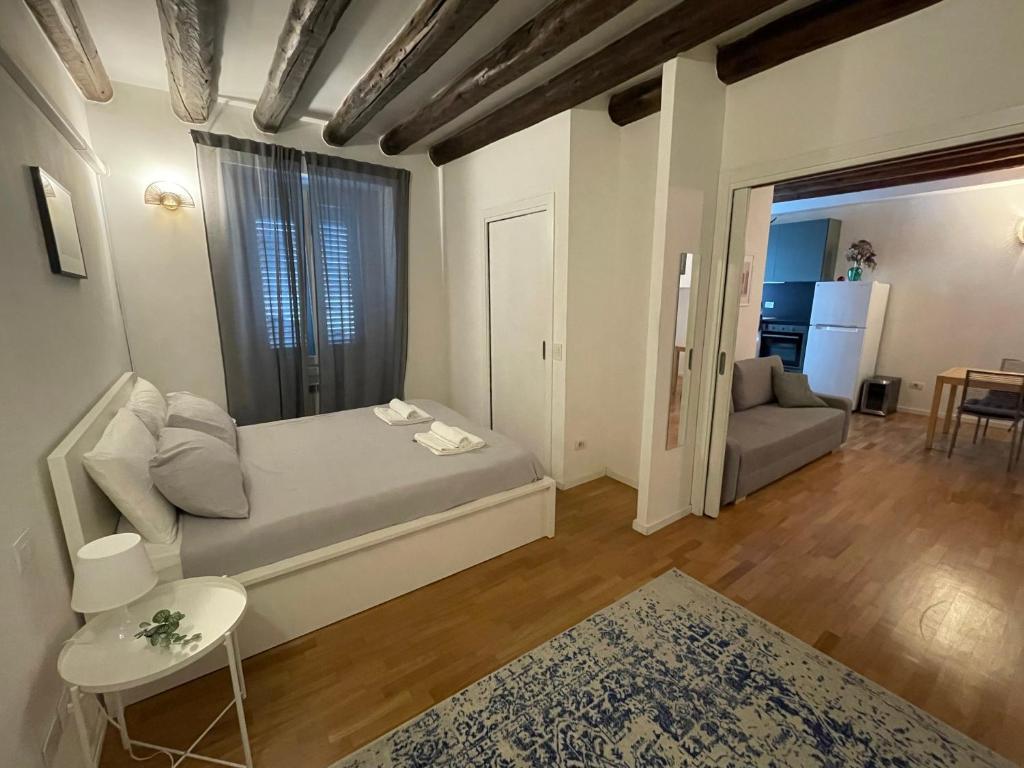 ein kleines Schlafzimmer mit einem Bett und ein Wohnzimmer in der Unterkunft Tortona, 12 - Tra Fashion e Design in Mailand