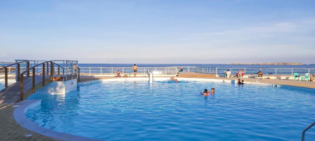 Bazén v ubytování Front line unit 520 ft2 - 48 m2, on second floor, stunning ocean view nebo v jeho okolí