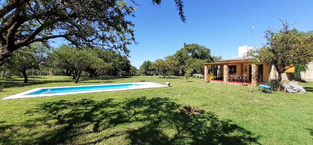 una casa con piscina en un patio en Las Guardia en Cortaderas