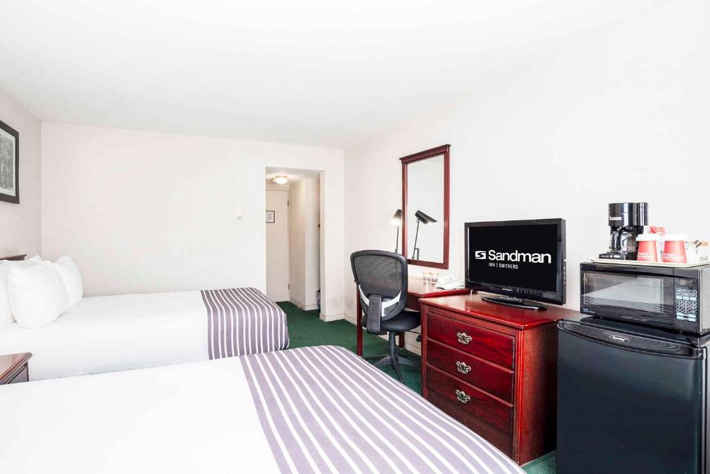 Postel nebo postele na pokoji v ubytování Sandman Inn Smithers