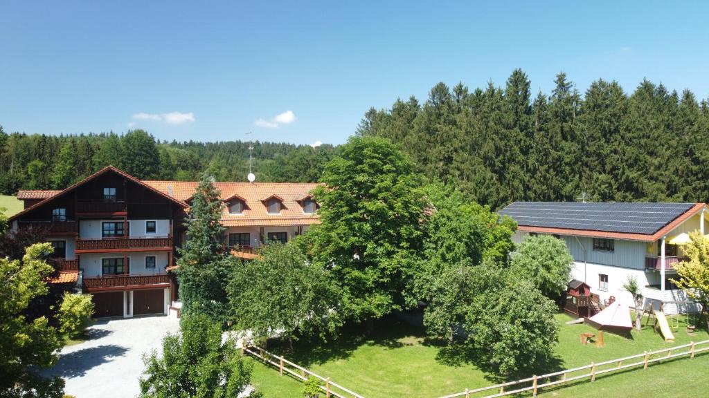 - une vue aérienne sur une maison avec une cour dans l'établissement Waldpension Jägerstüberl, à Bad Griesbach im Rottal