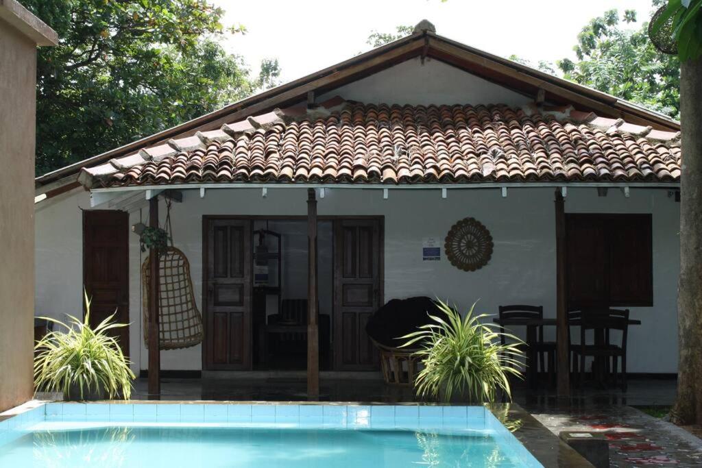 ein Haus mit Pool davor in der Unterkunft Casa Tangalle ~ Peaceful, private villa in Tangalle