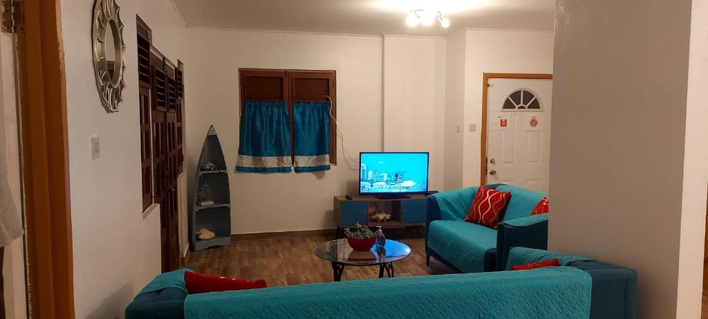 Телевизор и/или развлекательный центр в Amazing Beach View Apartments