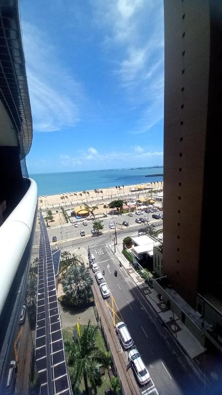 - Vistas a una ciudad con playa y a un edificio en Maravilhoso Apartamento na Beira Mar, en Fortaleza