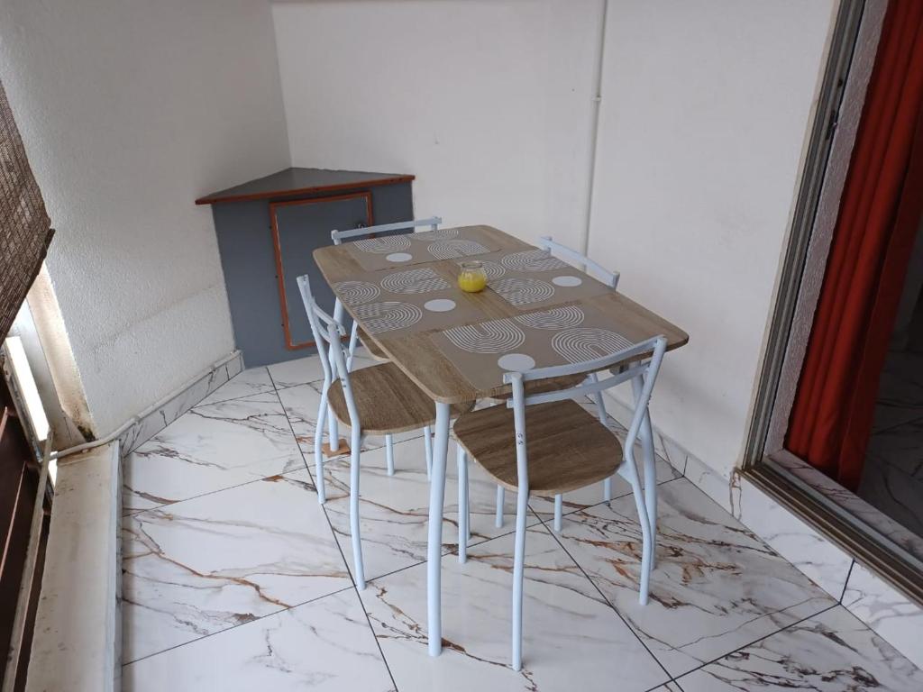 a table and chairs sitting on top of a tiled floor at Le Studio de Jo in Cayenne