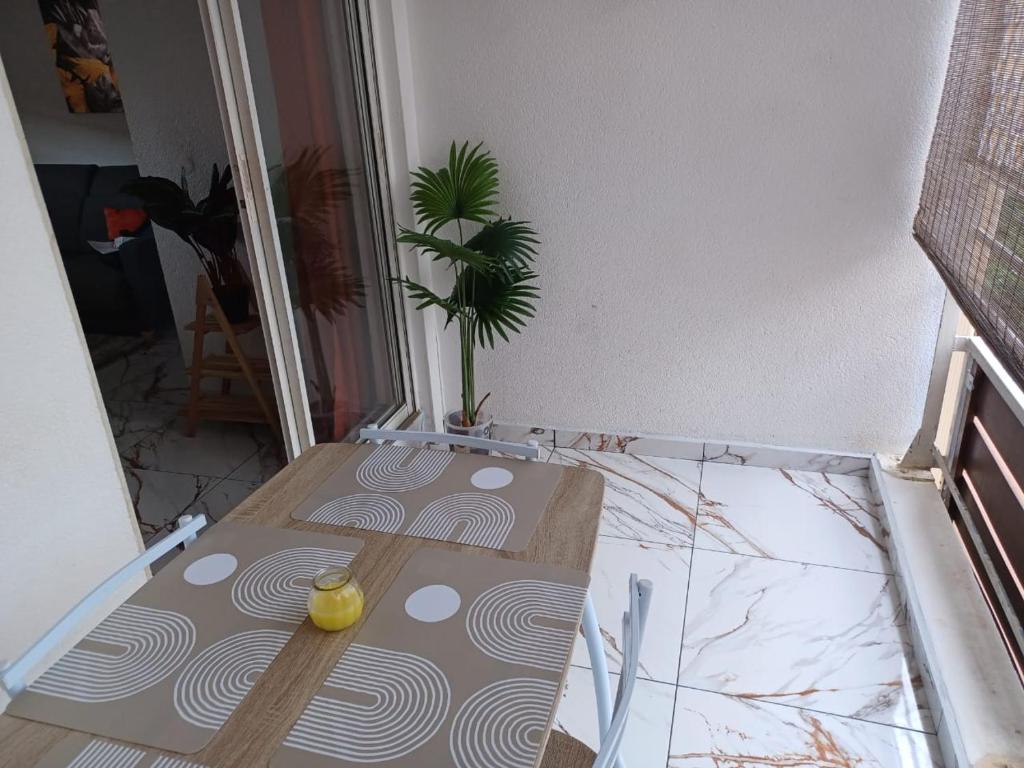 a table in a room with a plant on it at Le Studio de Jo in Cayenne