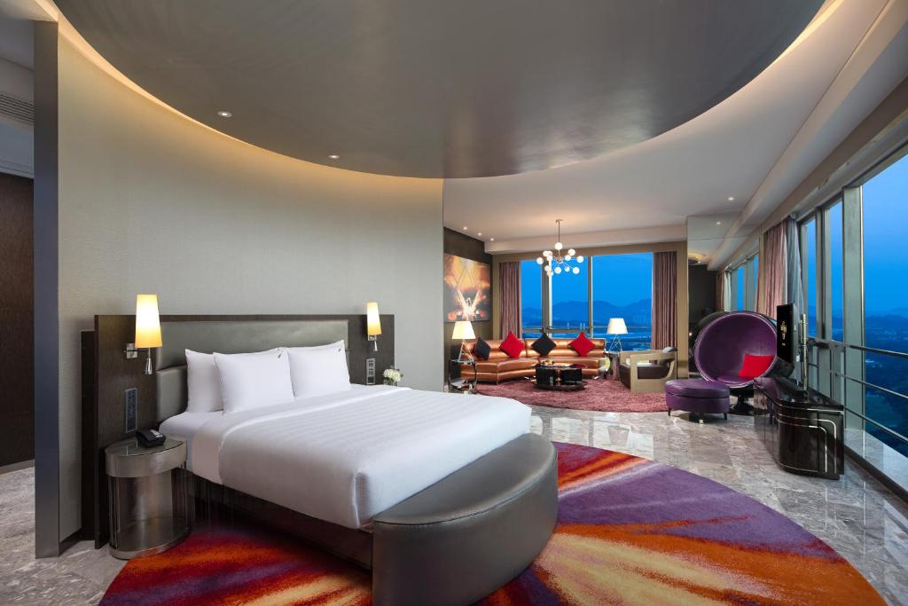Postel nebo postele na pokoji v ubytování Hard Rock Hotel Shenzhen