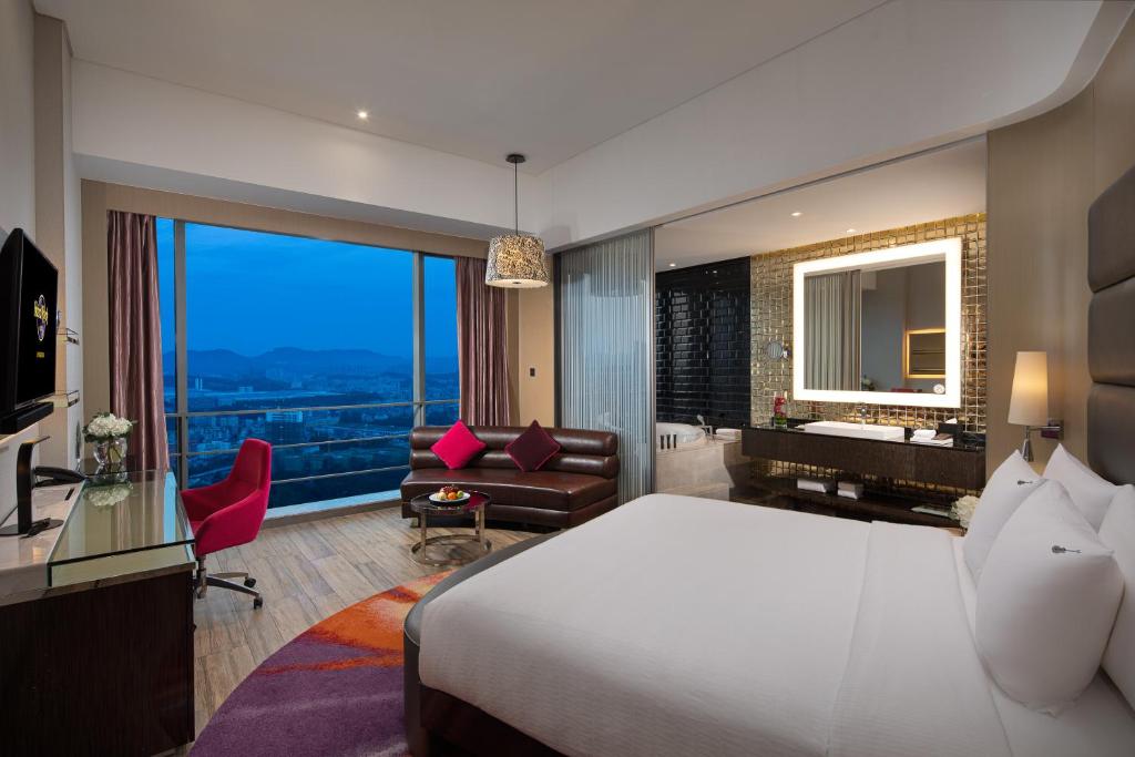 TV a/nebo společenská místnost v ubytování Hard Rock Hotel Shenzhen