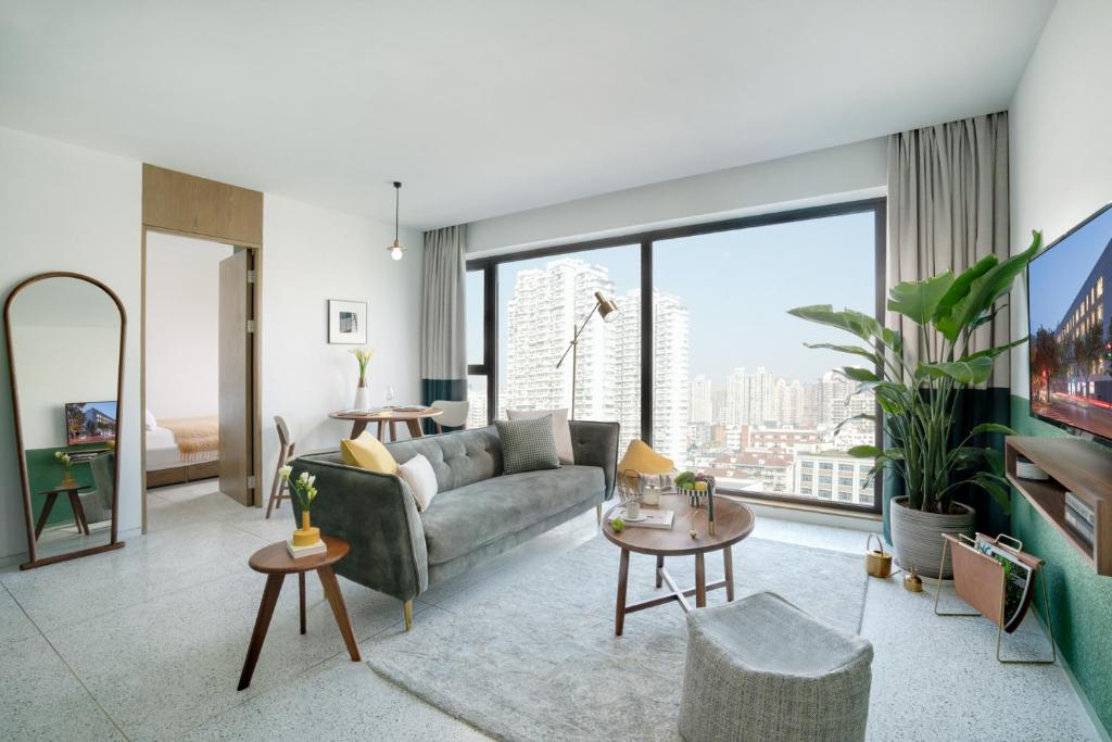 TV a/nebo společenská místnost v ubytování basePLUS-Shanghai BINJIANG Serviced Apartment