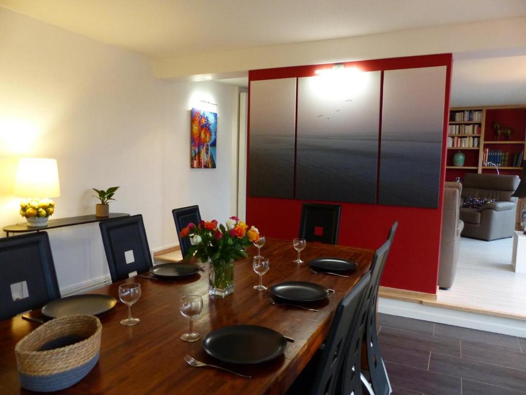 stół jadalny z okularami i kwiatami w obiekcie Appartement lumineux à Moulins avec terrasse et proche centre - FR-1-489-413 w mieście Moulins