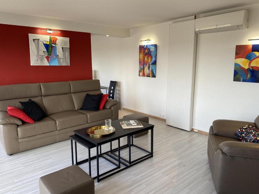 Część wypoczynkowa w obiekcie Appartement lumineux à Moulins avec terrasse et proche centre - FR-1-489-413