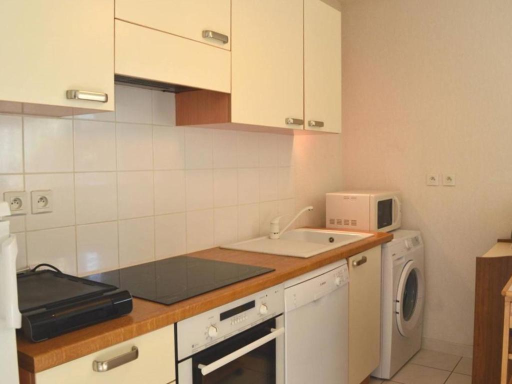 a kitchen with a sink and a washing machine at Appartement Capbreton, 2 pièces, 4 personnes - FR-1-239-872 in Capbreton