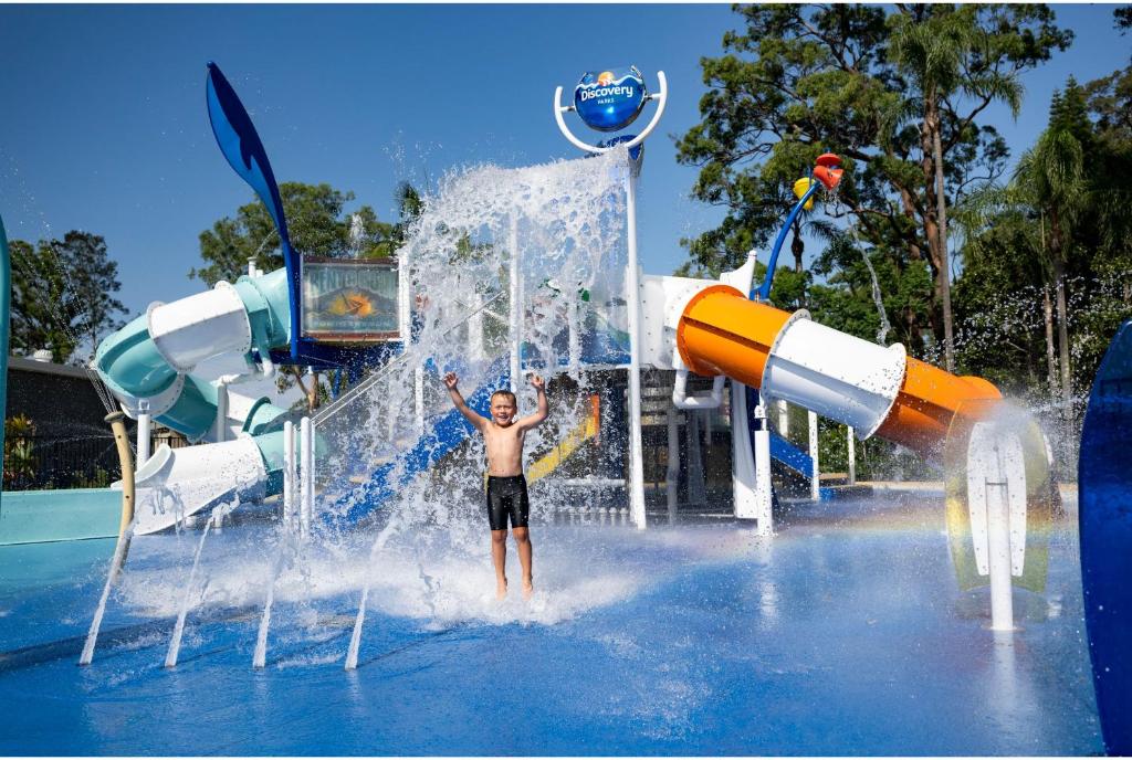 Un homme joue dans un parc aquatique dans l'établissement Discovery Parks - Forster, à Tuncurry