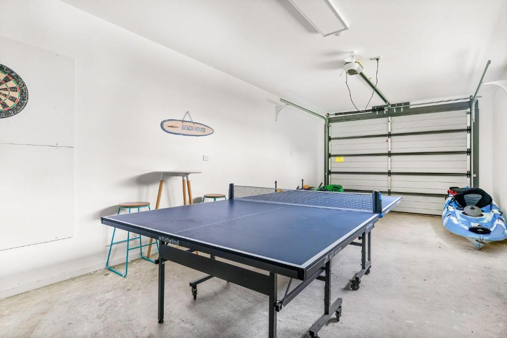 Stolní tenis v ubytování Pukeko Beach House nebo okolí
