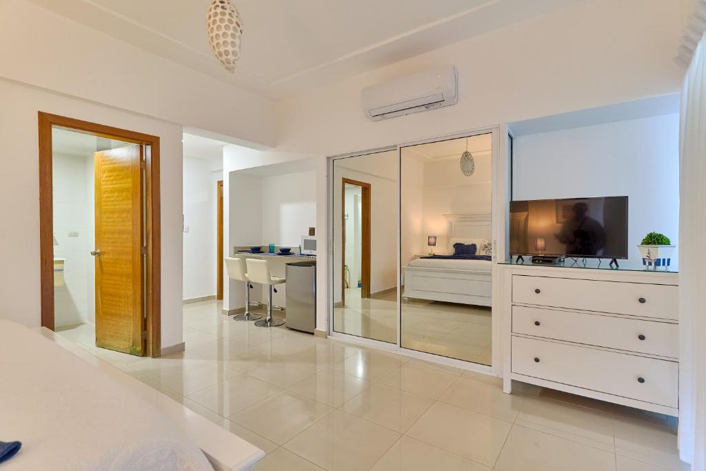 TV a/nebo společenská místnost v ubytování Sunset View 2BR Apartamento Juan Dolio Las Velas