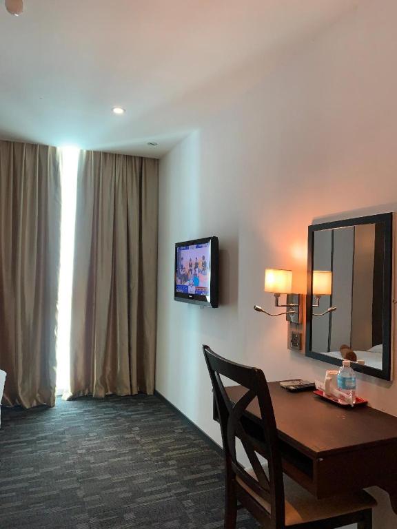 TV a/nebo společenská místnost v ubytování The Room Hotel