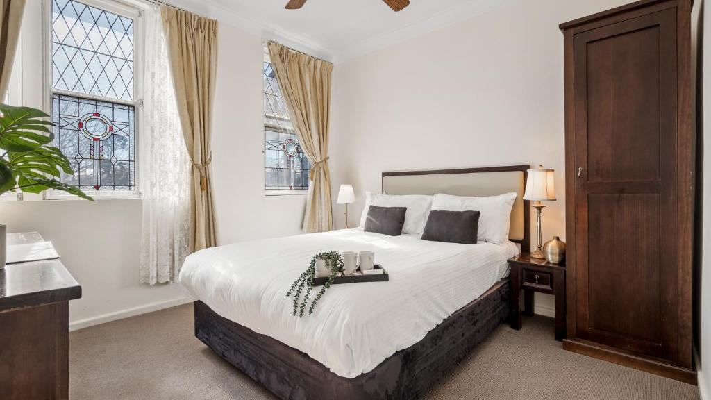 a bedroom with a large bed and a window at The Metropole Guest House Katoomba in Katoomba