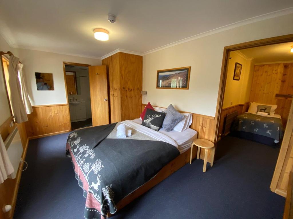 Кровать или кровати в номере Candlelight Lodge
