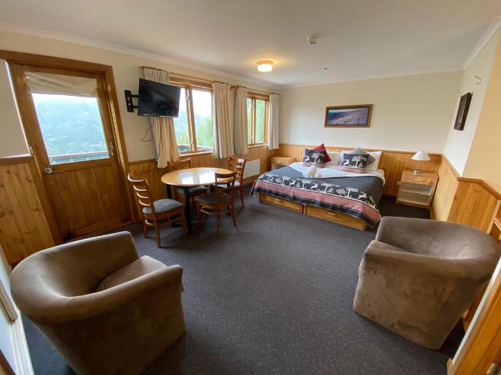 Кровать или кровати в номере Candlelight Lodge