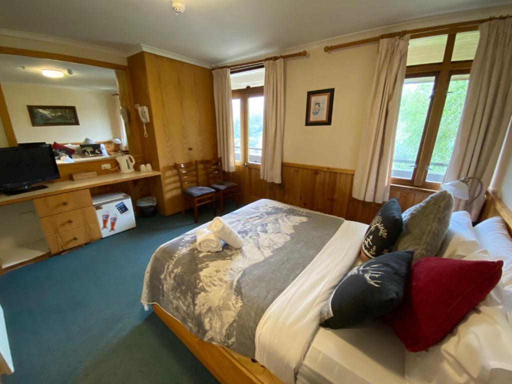 Кровать или кровати в номере Candlelight Lodge