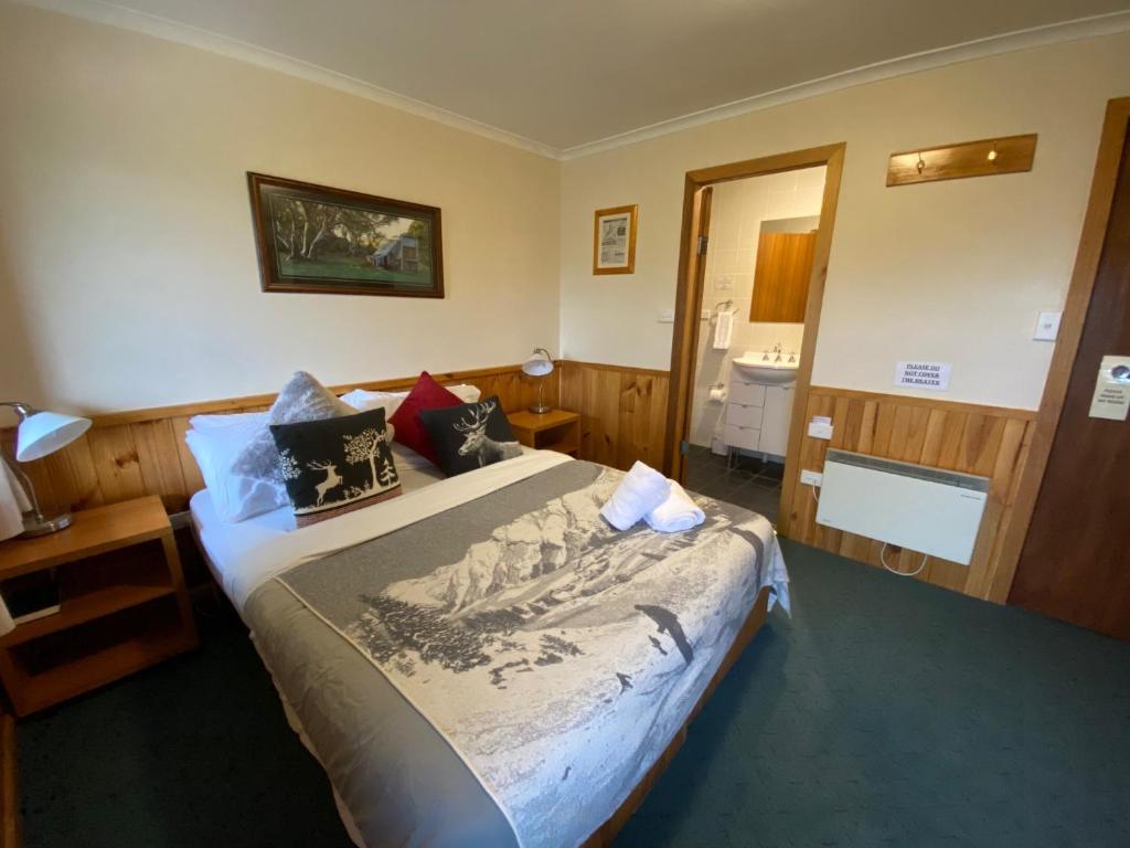 Кровать или кровати в номере Candlelight Lodge