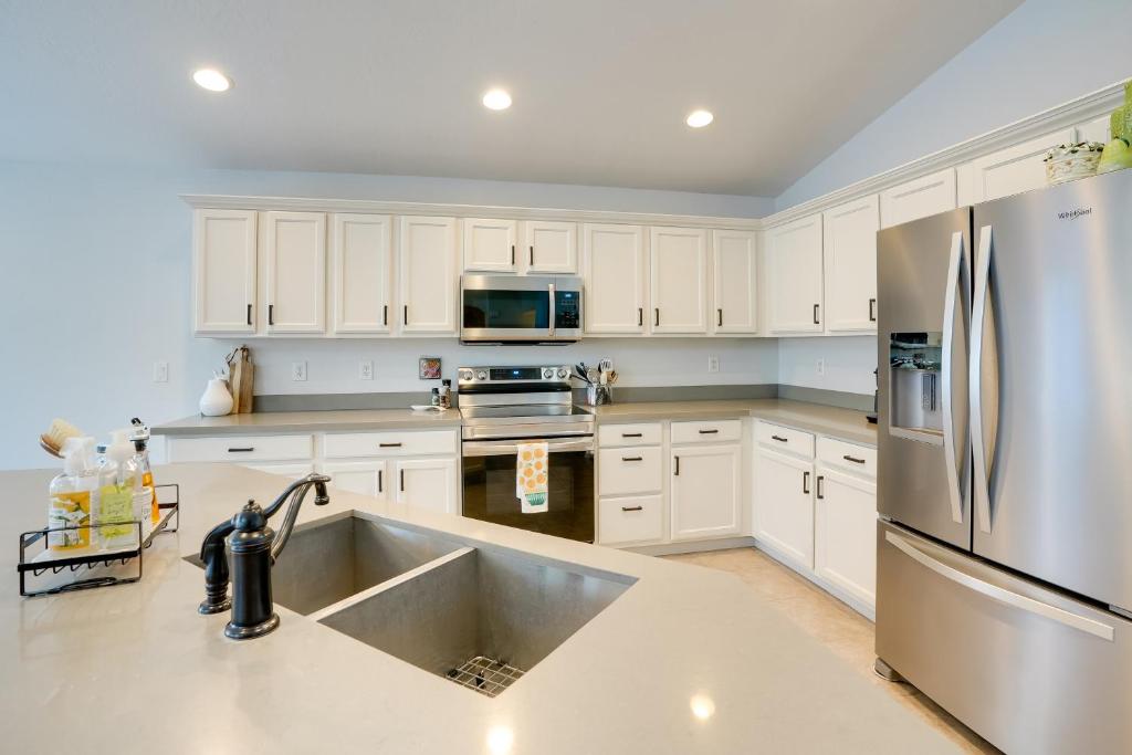 Dapur atau dapur kecil di Pool, Fenced Yard El Mirage Sunshine House