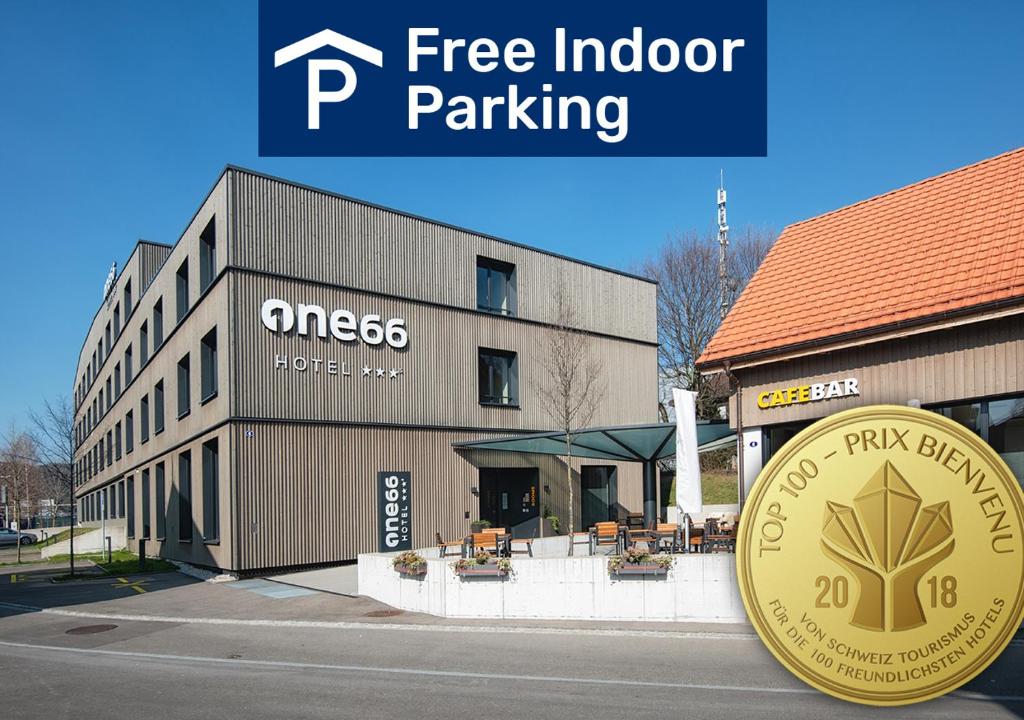 um edifício com um grande relógio de ouro em frente em Hotel one66 (free parking garage) em St. Gallen