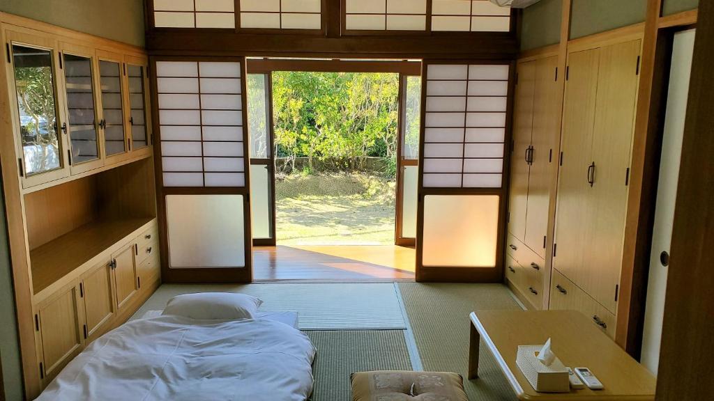 宮崎市にあるGuest House Uminokyojyusya - Vacation STAY 82828vのドア付きの部屋のベッド1台
