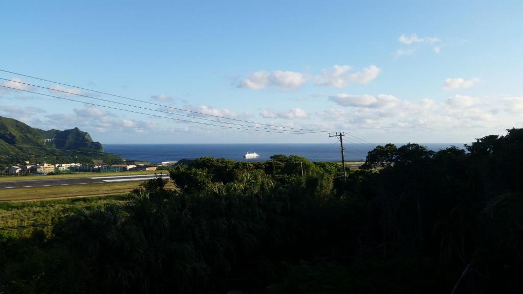 una vista del océano desde el lado de una carretera en 八丈島メープルハウス en Hachijō