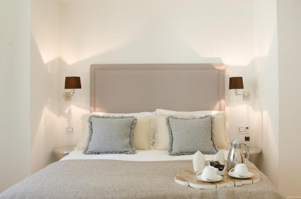 Postel nebo postele na pokoji v ubytování Hall Suites