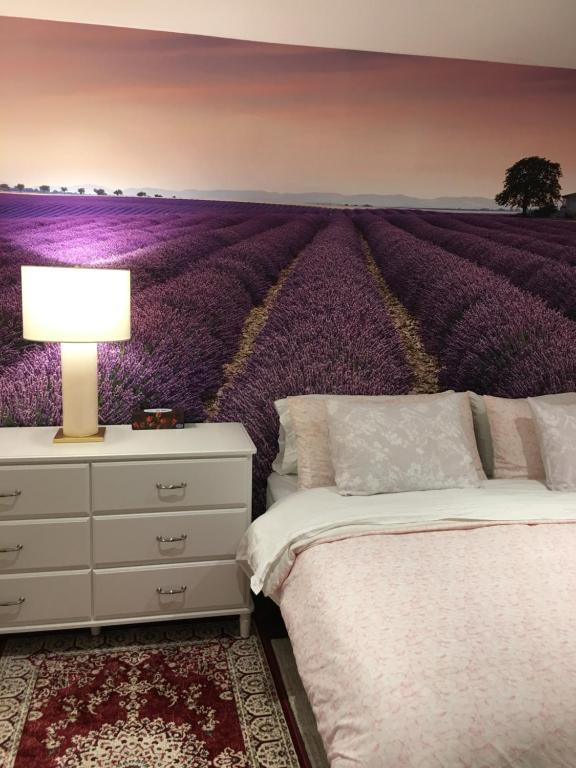 um quarto com um mural de campo de lavanda roxo em Lovely Downtown House +2 parking em Toronto