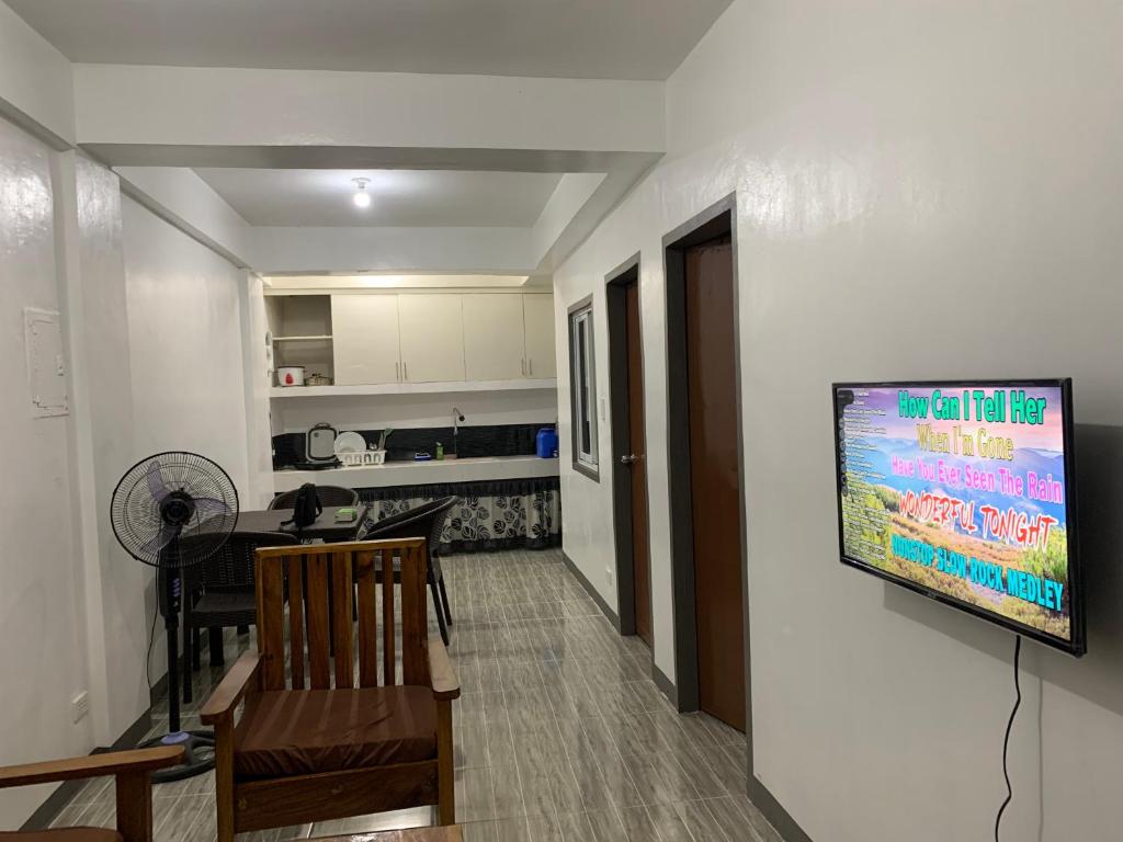TV a/nebo společenská místnost v ubytování Romblon Transient House