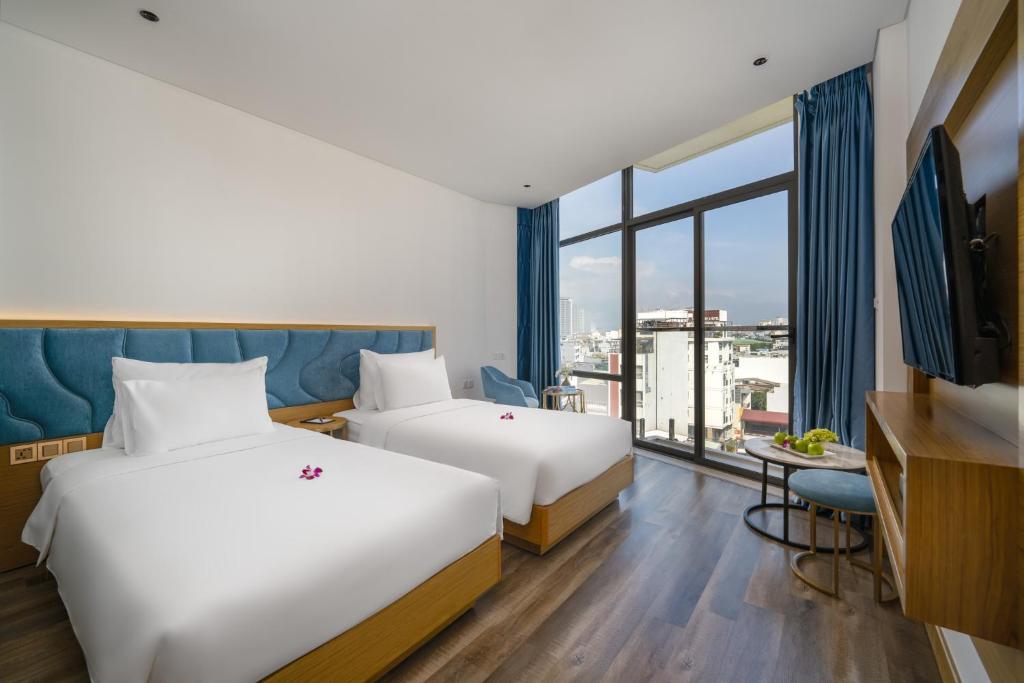 Phòng Premier Deluxe 2 Giường Đơn Có Ban Công Và Bồn Tắm