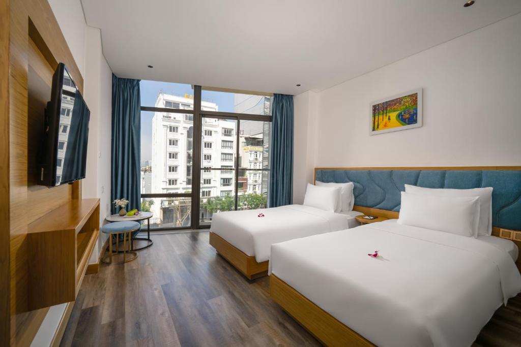 Phòng Deluxe 2 Giường Đơn Với Ban Công Nhìn Ra Thành Phố