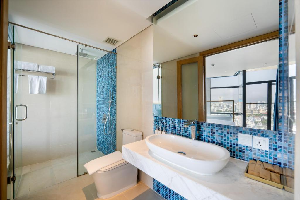 Phòng Deluxe 2 Giường Đơn Với Ban Công Nhìn Ra Thành Phố