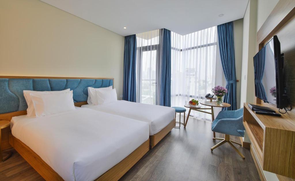 Phòng Deluxe 2 Giường Đơn Với Ban Công Nhìn Ra Thành Phố