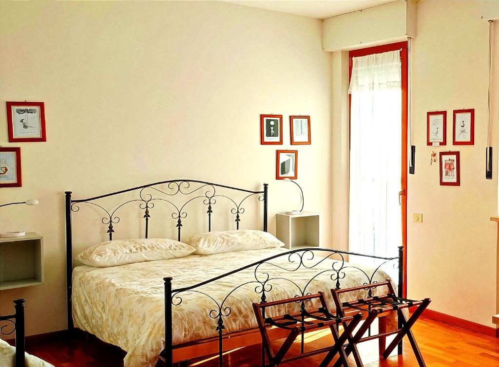 1 dormitorio con cama y banco. en B&B L'Assiolo, en Ancona