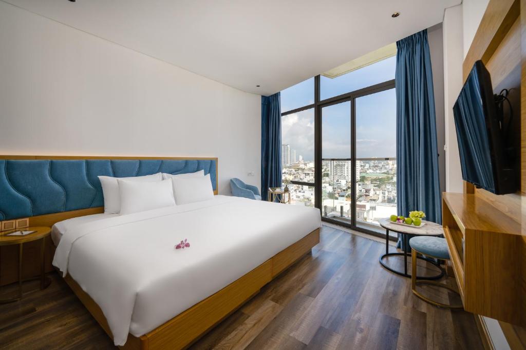 Phòng Deluxe Giường Đôi Với Ban Công Nhìn Ra Thành Phố