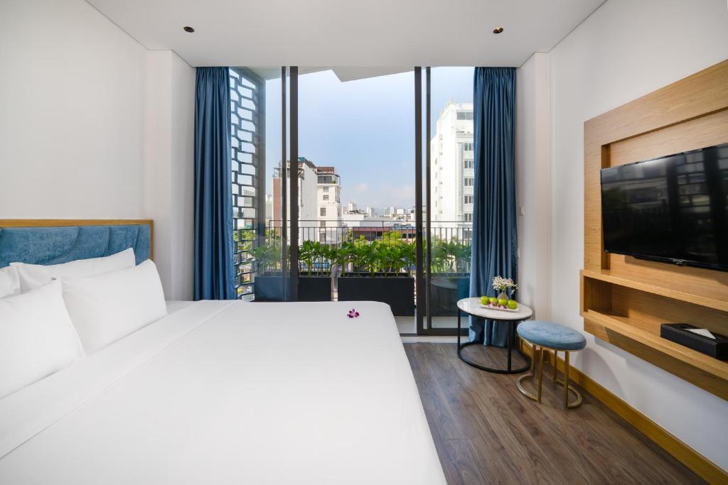 Phòng Deluxe Giường Đôi Với Ban Công Nhìn Ra Thành Phố