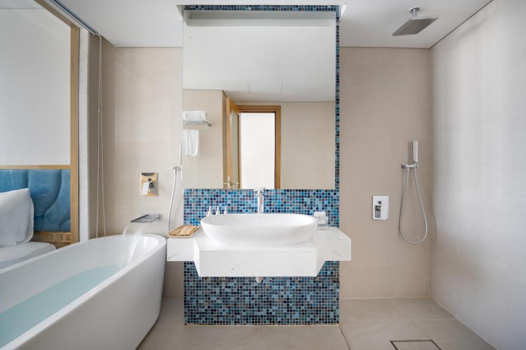 Phòng Premier Deluxe 2 Giường Đơn Có Ban Công Và Bồn Tắm