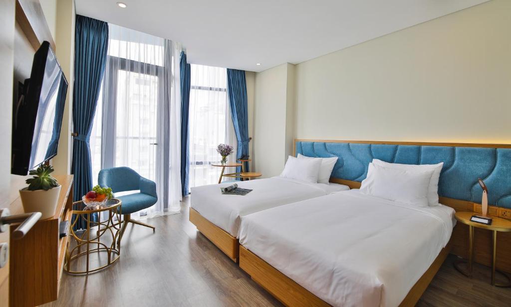 Phòng Premier Deluxe 2 Giường Đơn Có Ban Công Và Bồn Tắm