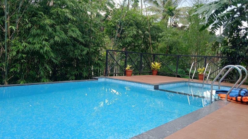 Bazén v ubytování Golden Cypress Resort with Pool -Wayanad nebo v jeho okolí