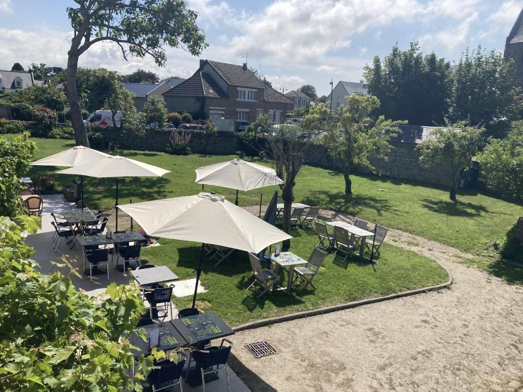 Zahrada ubytování Logis Auberge de Carolles