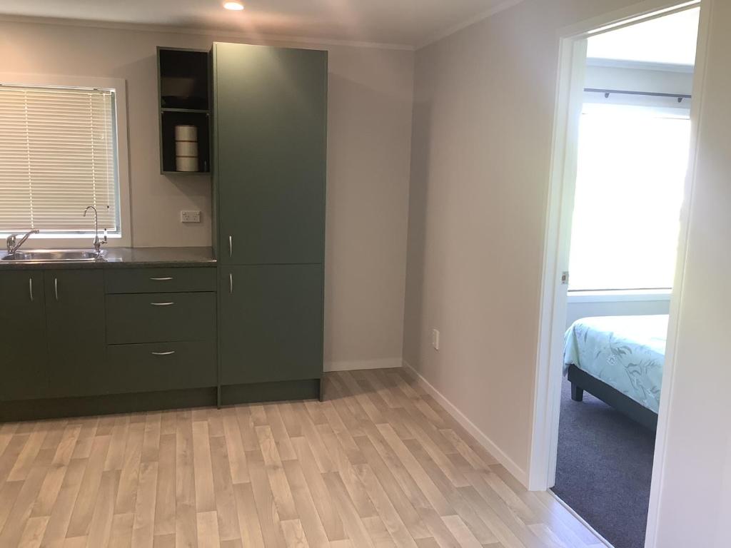 Postel nebo postele na pokoji v ubytování Kaiaua Bayview Farm Apartment