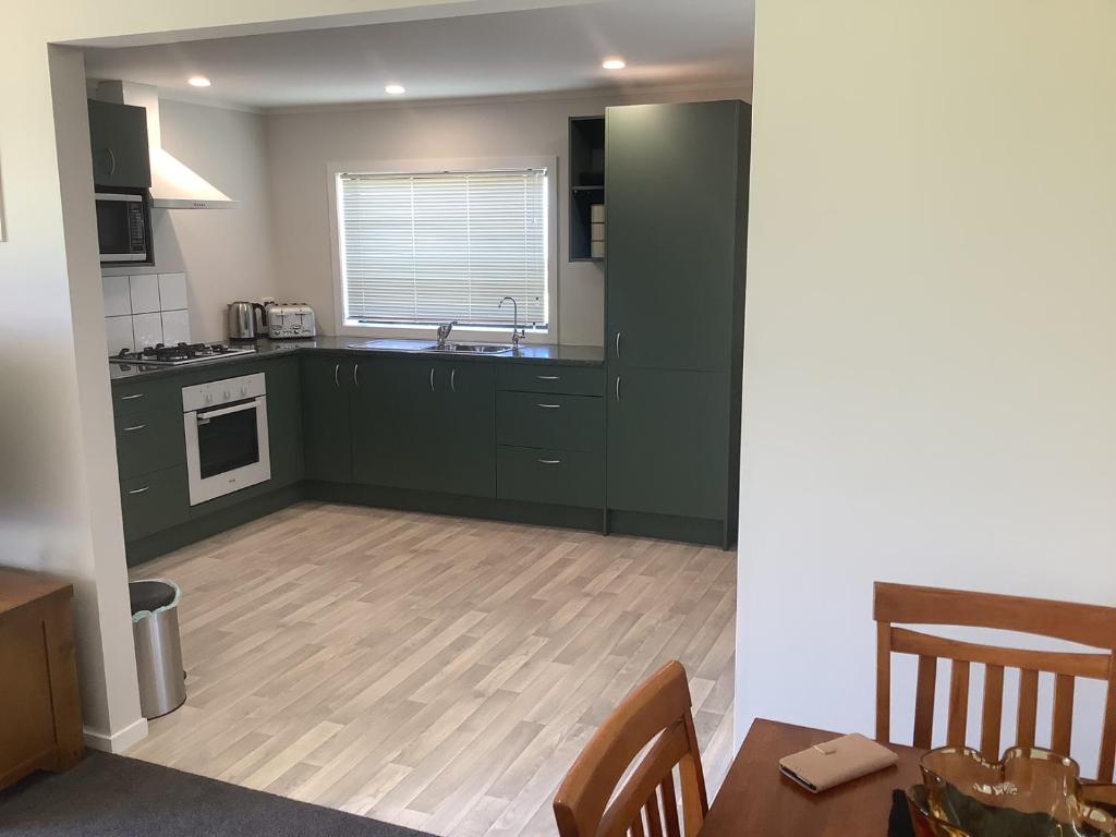 Kuchyň nebo kuchyňský kout v ubytování Kaiaua Bayview Farm Apartment
