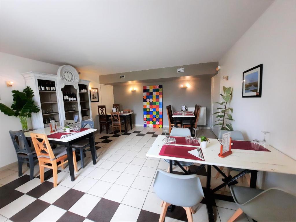 Restaurace v ubytování Logis Auberge de Carolles