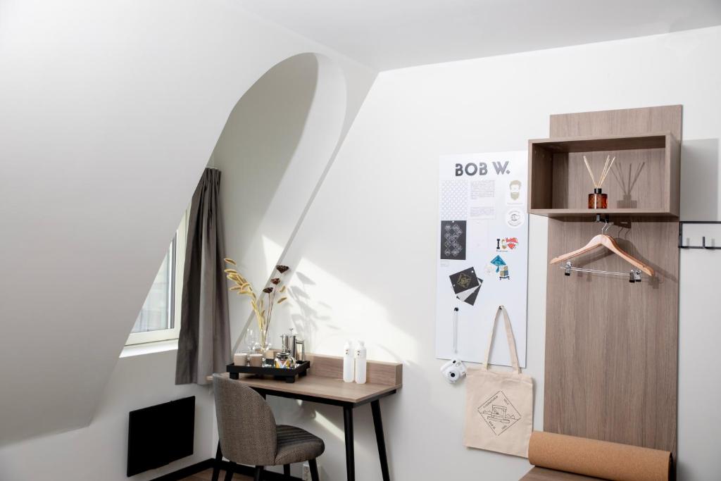 um quarto com uma secretária, uma porta e uma mesa em Bob W Sentralen em Oslo