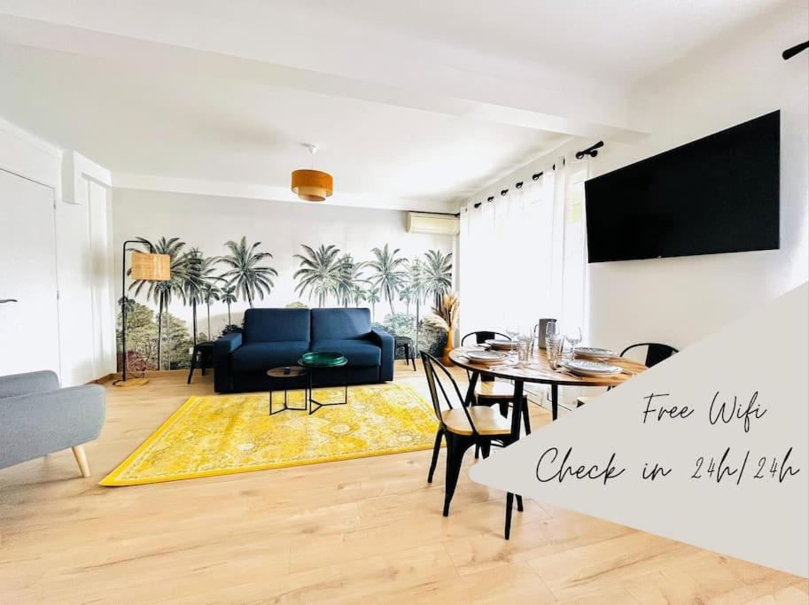 un salon avec un canapé bleu et une table dans l'établissement Le CozyCroisette - Centre Cannes - 6 personnes, à Cannes