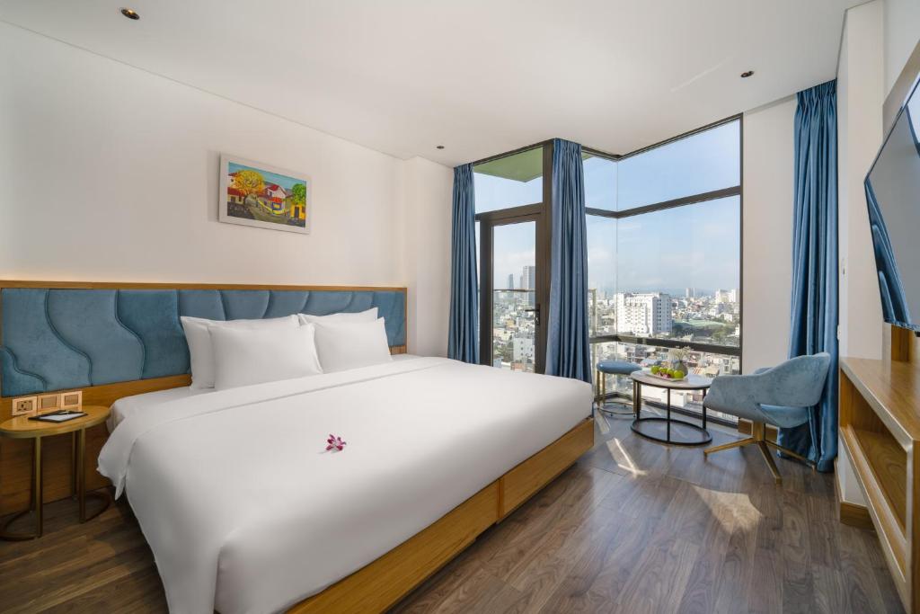 Phòng Premier Deluxe Giường Đôi Có Ban Công Và Bồn Tắm